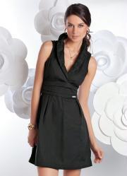 vestido preto com decote v em tricoline